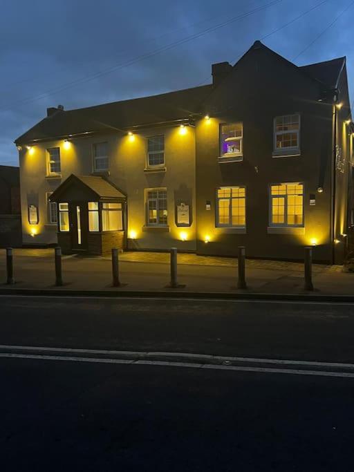 Luxury Countryside Stay - Waters Upton, Telford Exterior photo