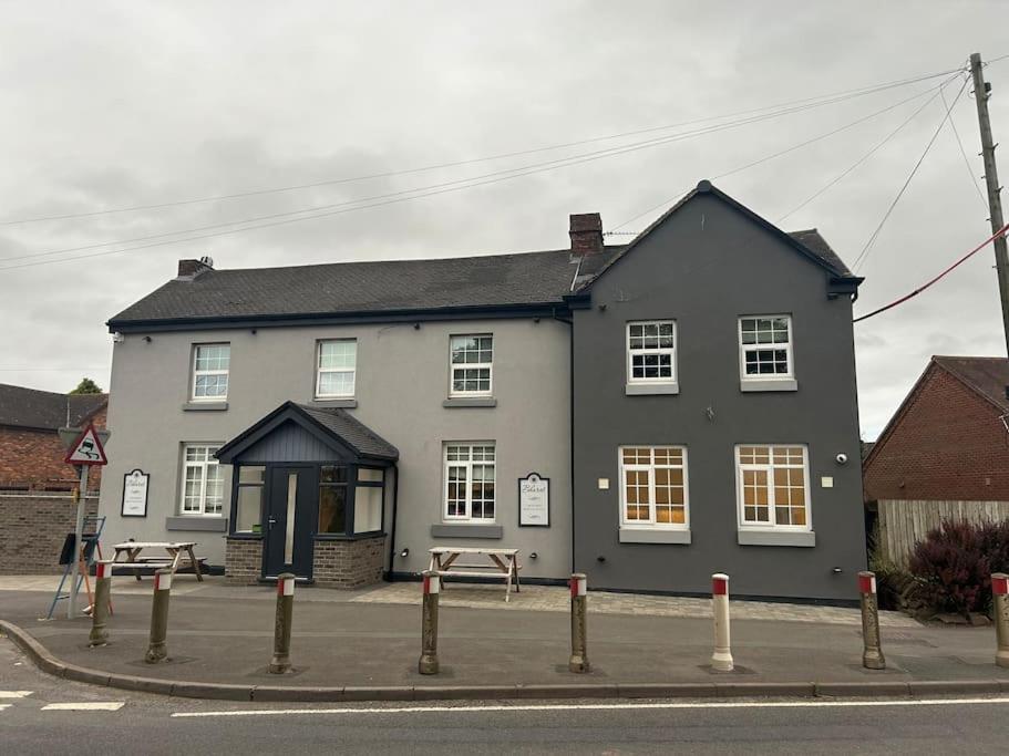 Luxury Countryside Stay - Waters Upton, Telford Exterior photo